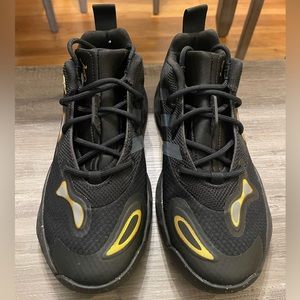 Women’s Basketball shoe 8.5